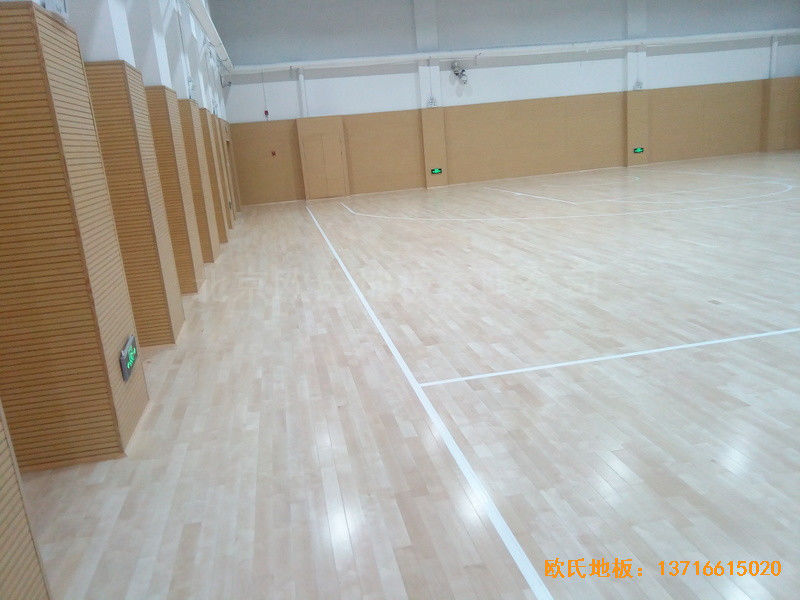 山東濟南歷下區(qū)燕山學校籃球館運動木地板施工案例3