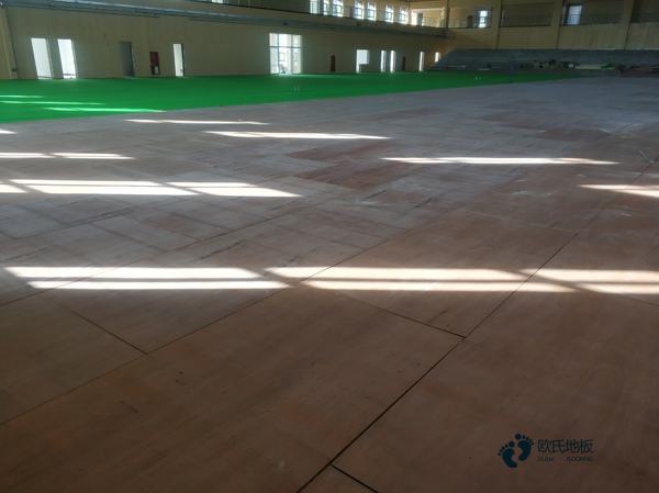 普通運(yùn)動體育地板施工團(tuán)隊