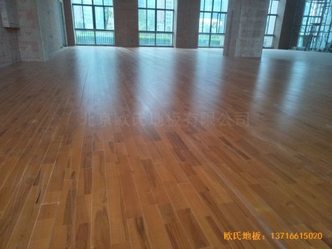 福建泉州海關(guān)橋南運(yùn)動場體育地板鋪裝