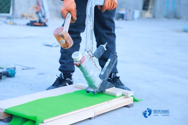 學?；@球木地板的變形量1