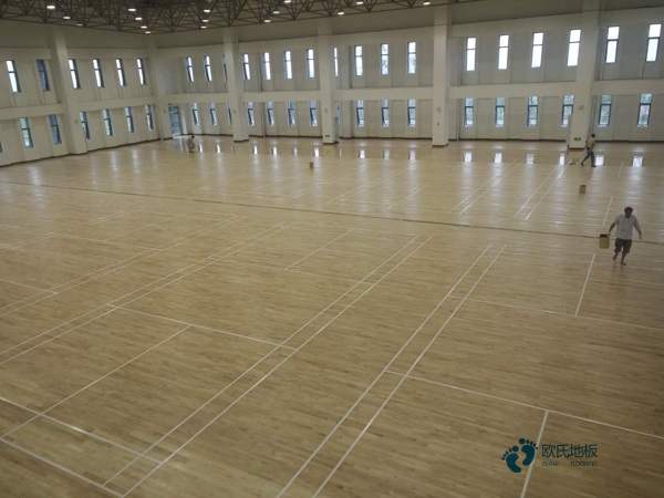 學校籃球館木地板如何選1