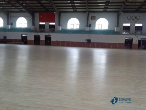 學(xué)校籃球館地板施工隊(duì)